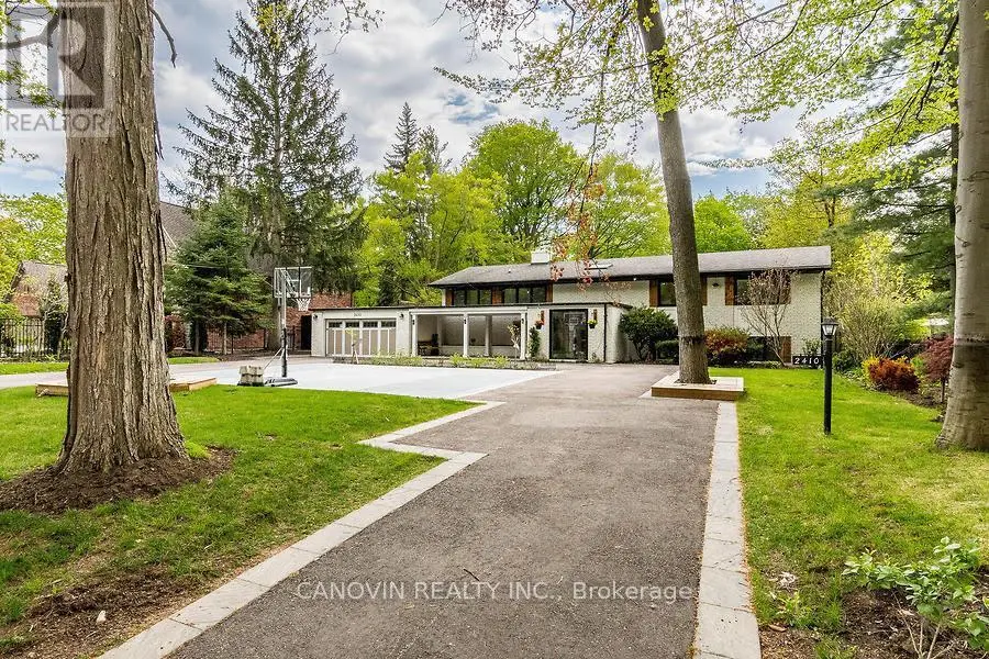 2410 Lionheart Crescent, Mississauga (Sheridan)