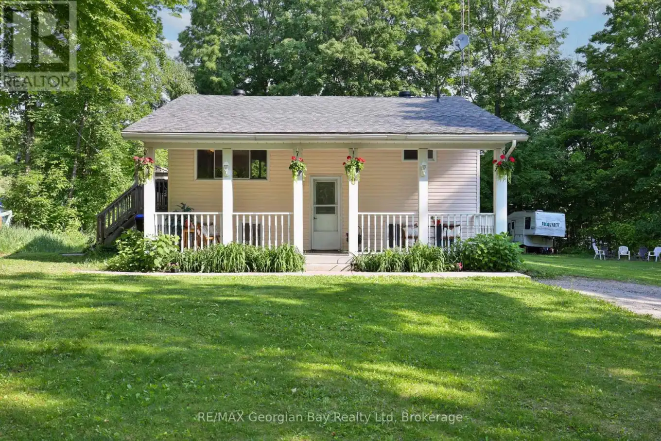 8 ROBIN Court, Tiny
