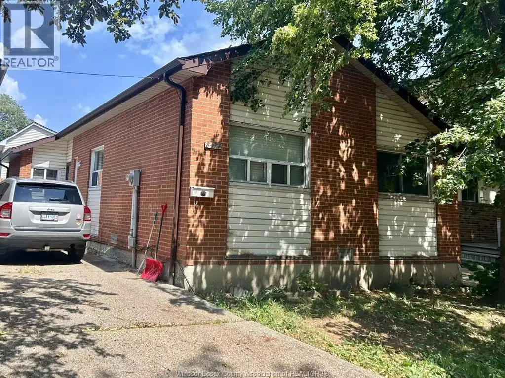8477 DARLINGTON Crescent, Windsor
