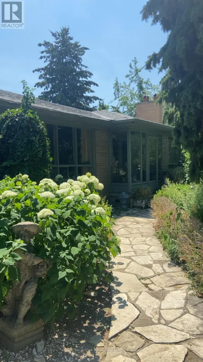 219 Arnold Avenue, Vaughan (Crestwood-Springfarm-Yorkhill)