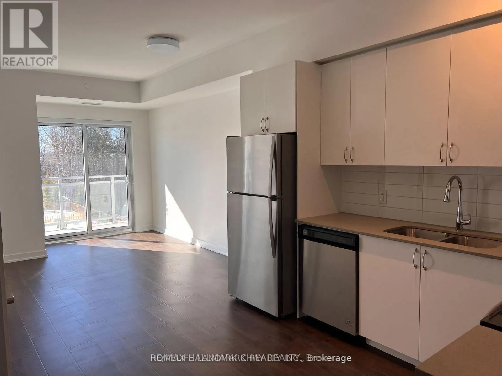 56 Lakeside Terrace Unit 202, Barrie (Little Lake)