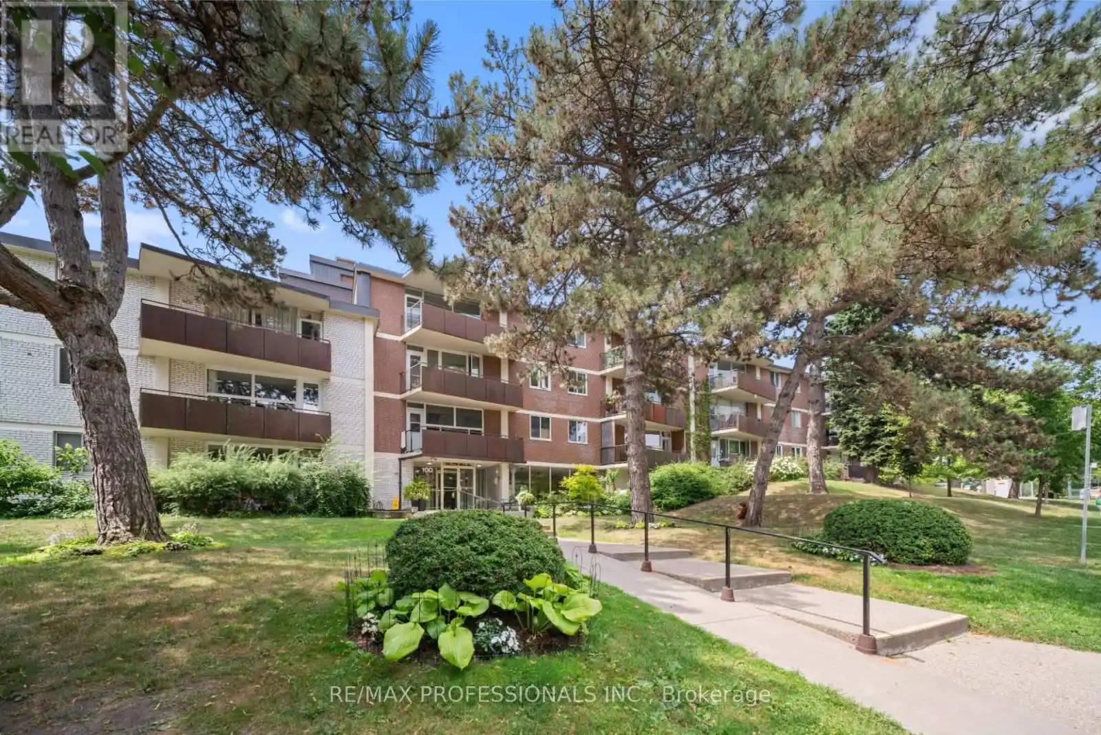 100 Coe Hill Drive Unit 216, Toronto (High Park-Swansea)