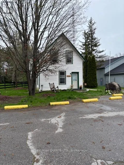 911-913 County Road 13, Prince Edward County (South Marysburg Ward)
