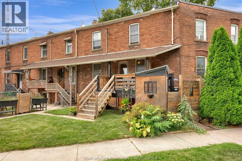 154 Grand Avenue East, Chatham