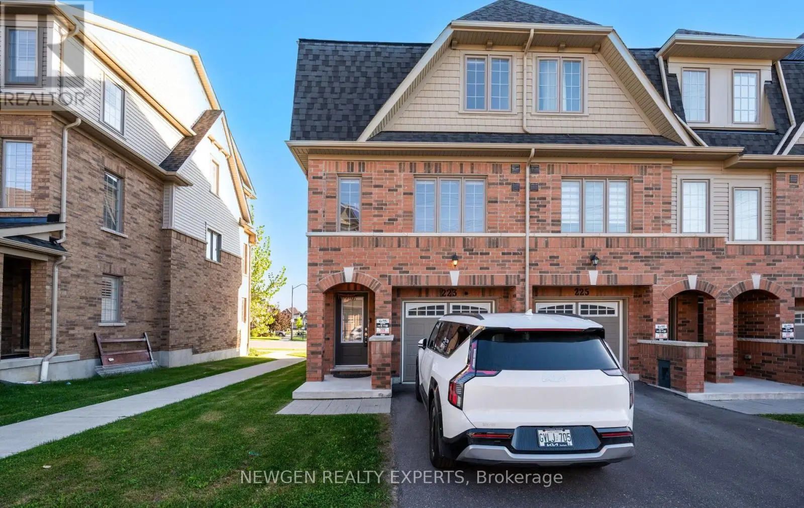 223 Royal Northern Path North, Oshawa (Windfields)