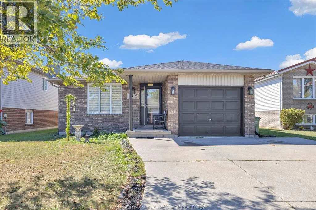 1812 VICKY Circle, Windsor