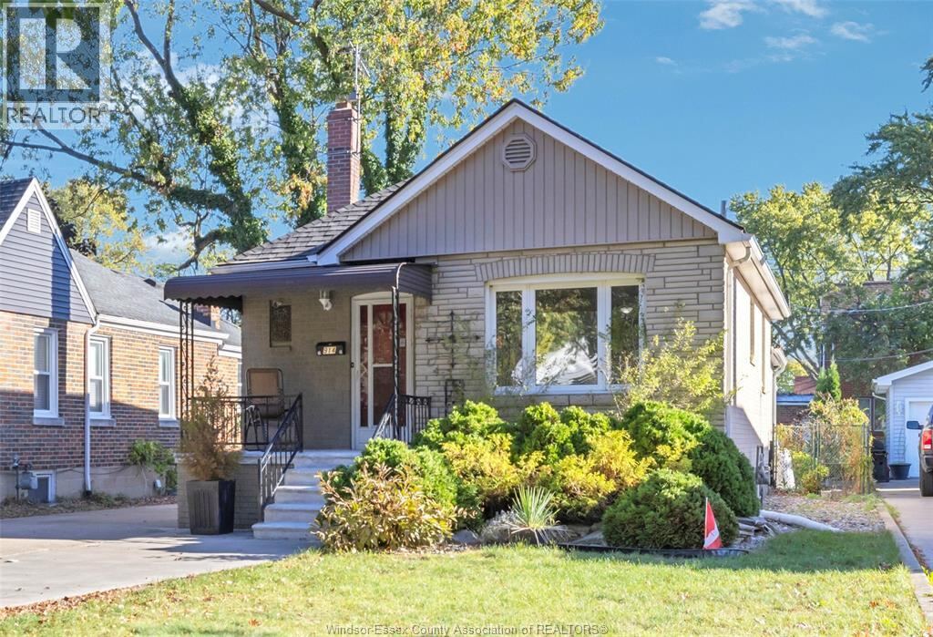 914 THOMPSON Boulevard, Windsor
