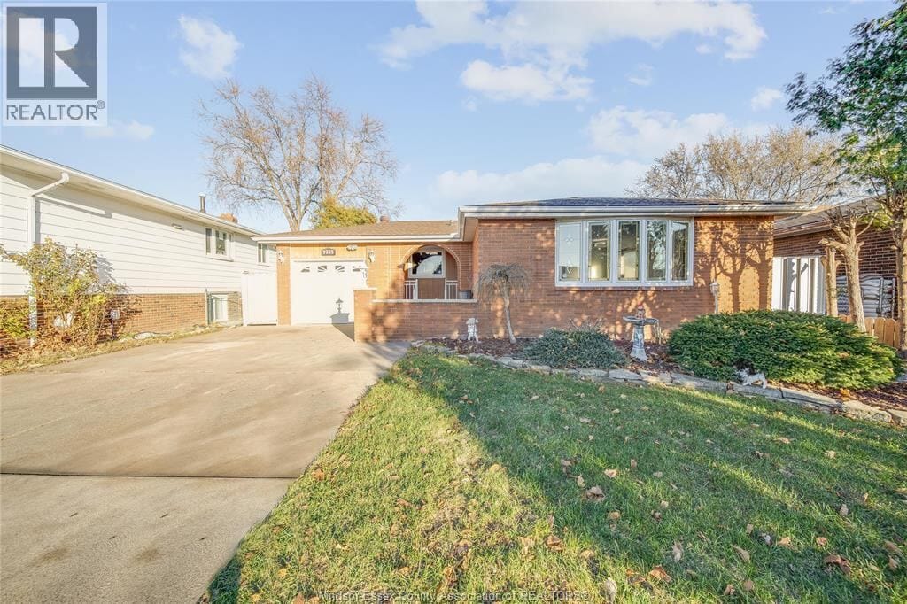 9223 ESPLANADE Drive, Windsor