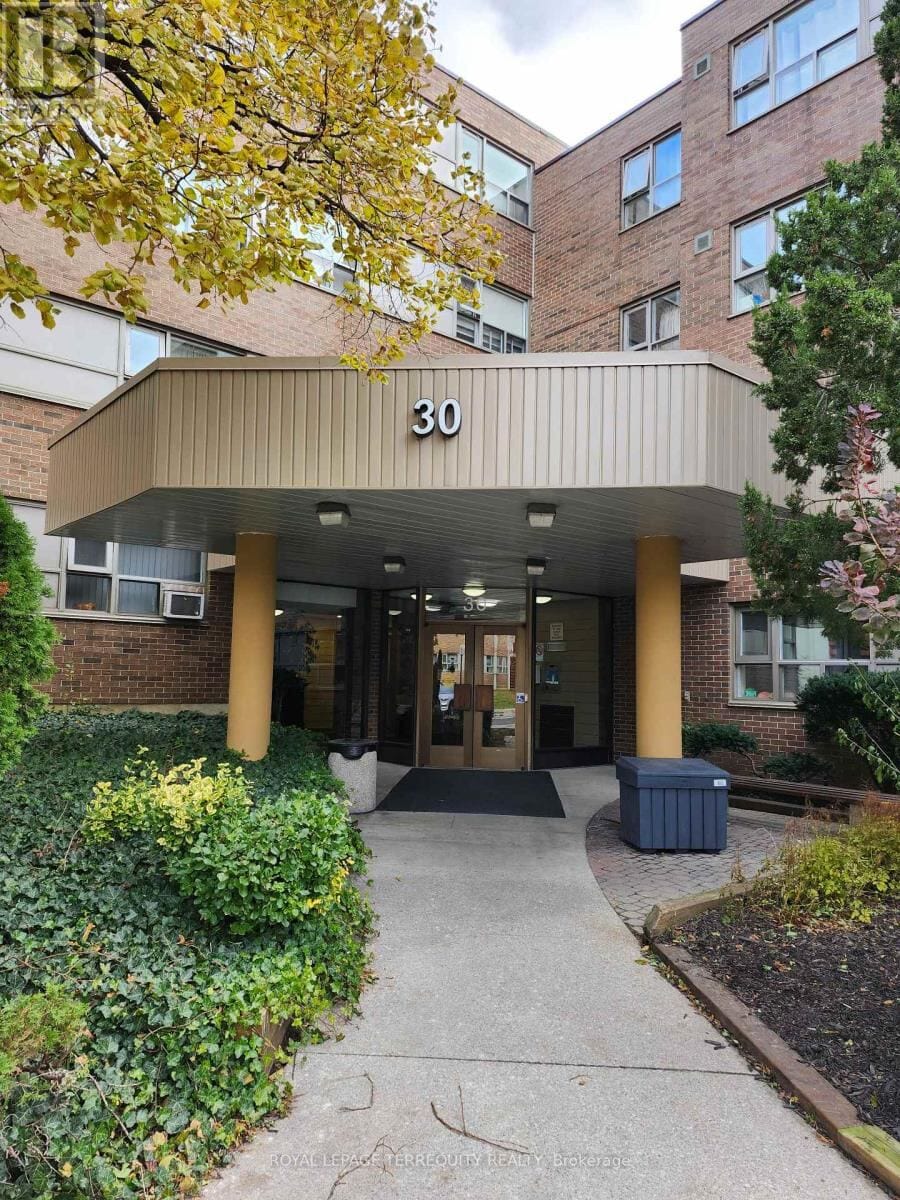 30 Sunrise Avenue Unit 202, Toronto (Victoria Village)
