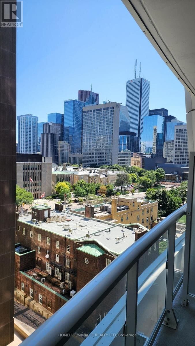 230 Simcoe Street Unit 724, Toronto (Kensington-Chinatown)