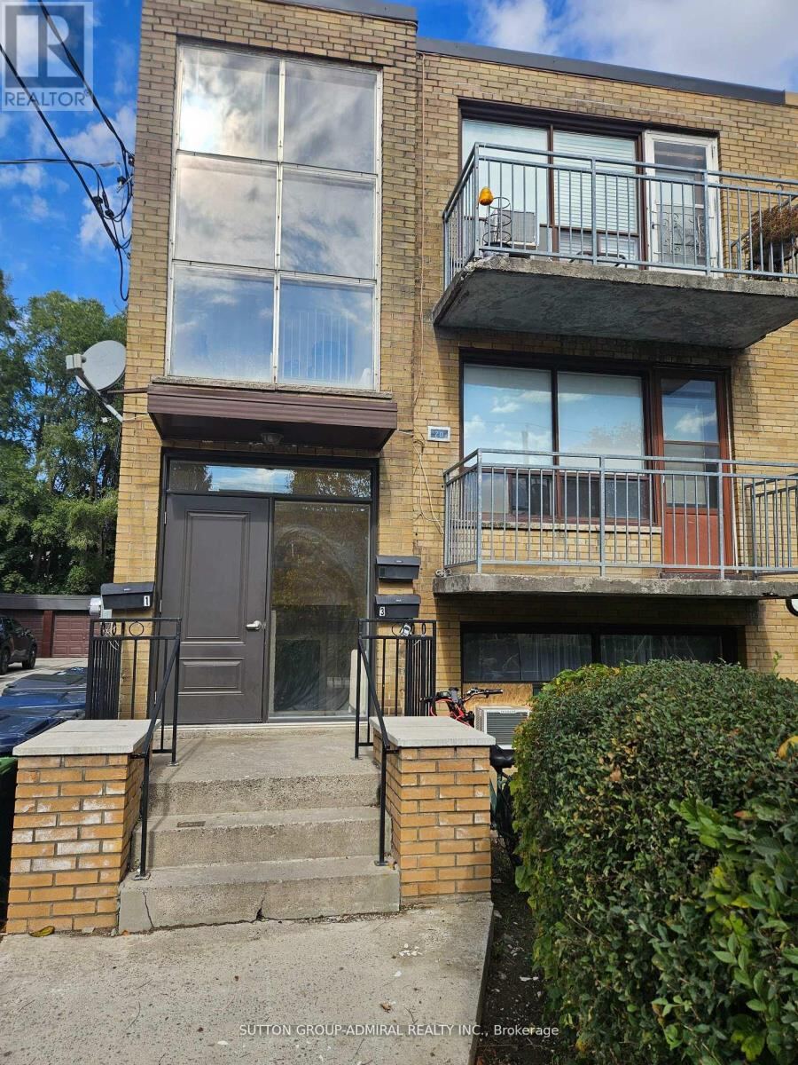 20 Meadowbrook Road Unit 2, Toronto (Englemount-Lawrence)