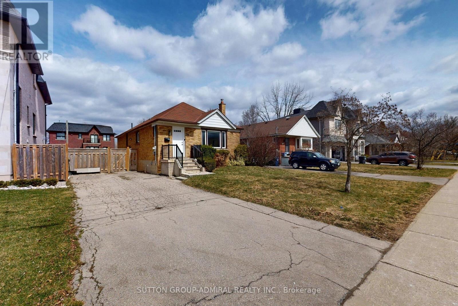 76 Ridgevale Drive, Toronto (Englemount-Lawrence)