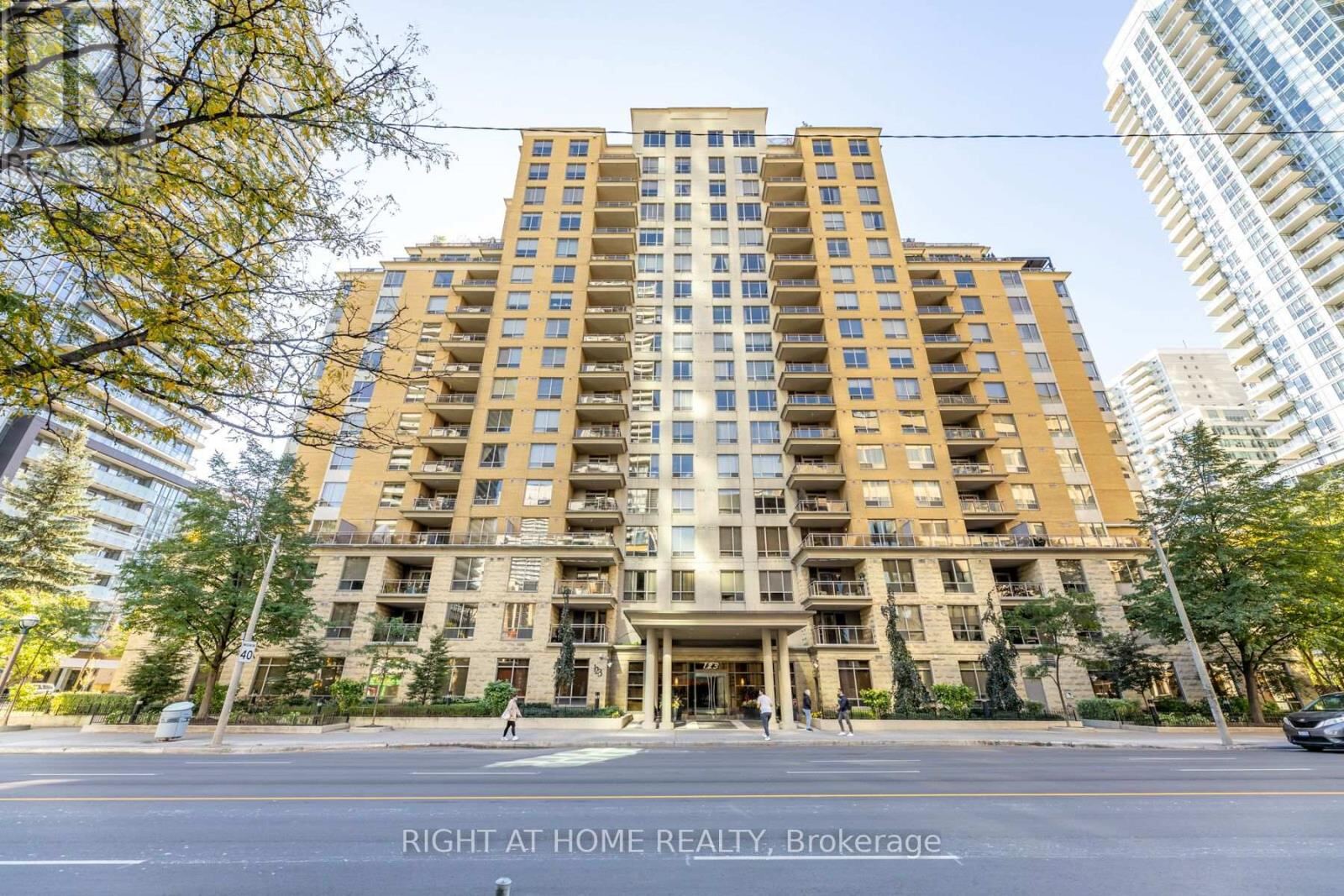 123 Eglinton Avenue East Unit 813, Toronto (Mount Pleasant West)