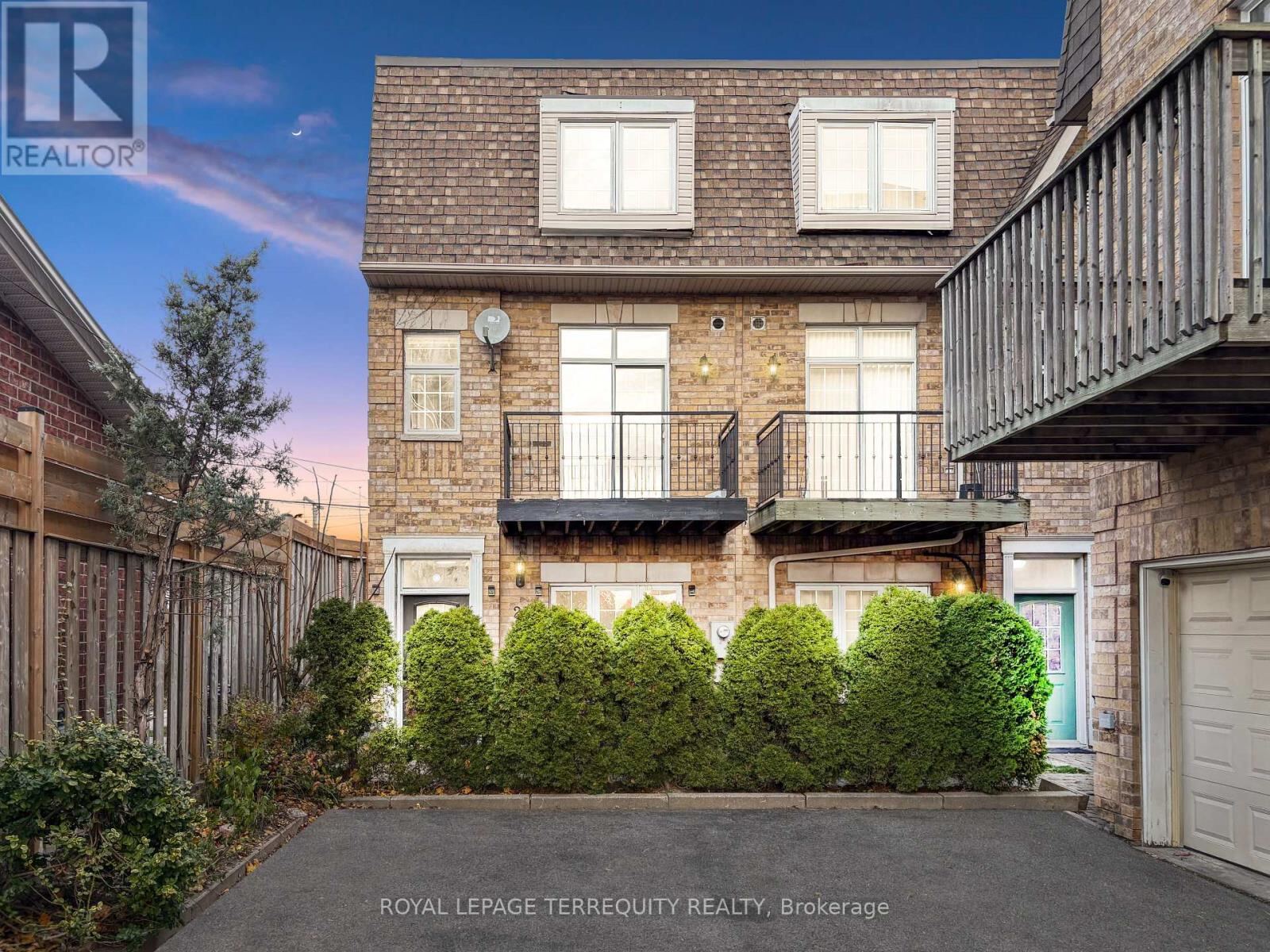 25 Bijou Walk, Toronto (Mount Dennis)