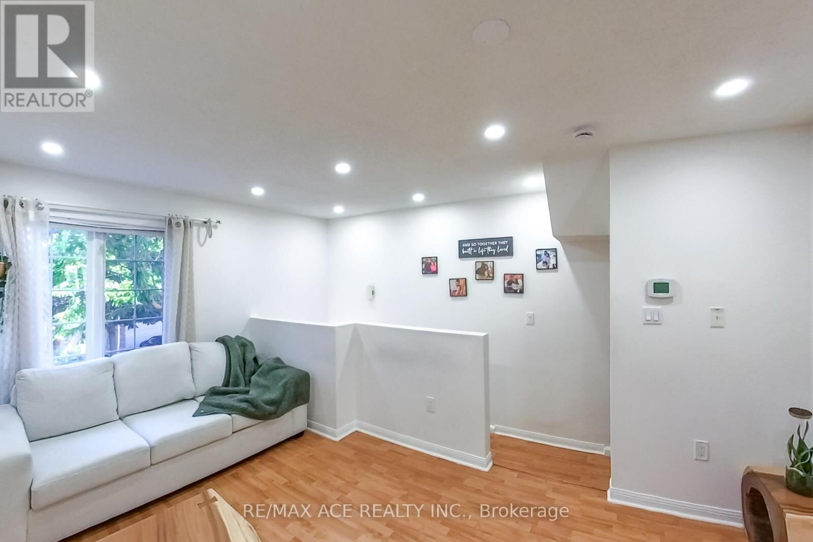 1525 South Parade Court Unit 22, Mississauga (East Credit)