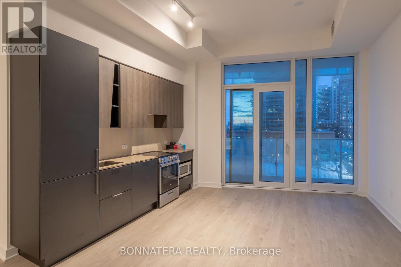 3900 Confederation Parkway Unit 320, Mississauga (City Centre)