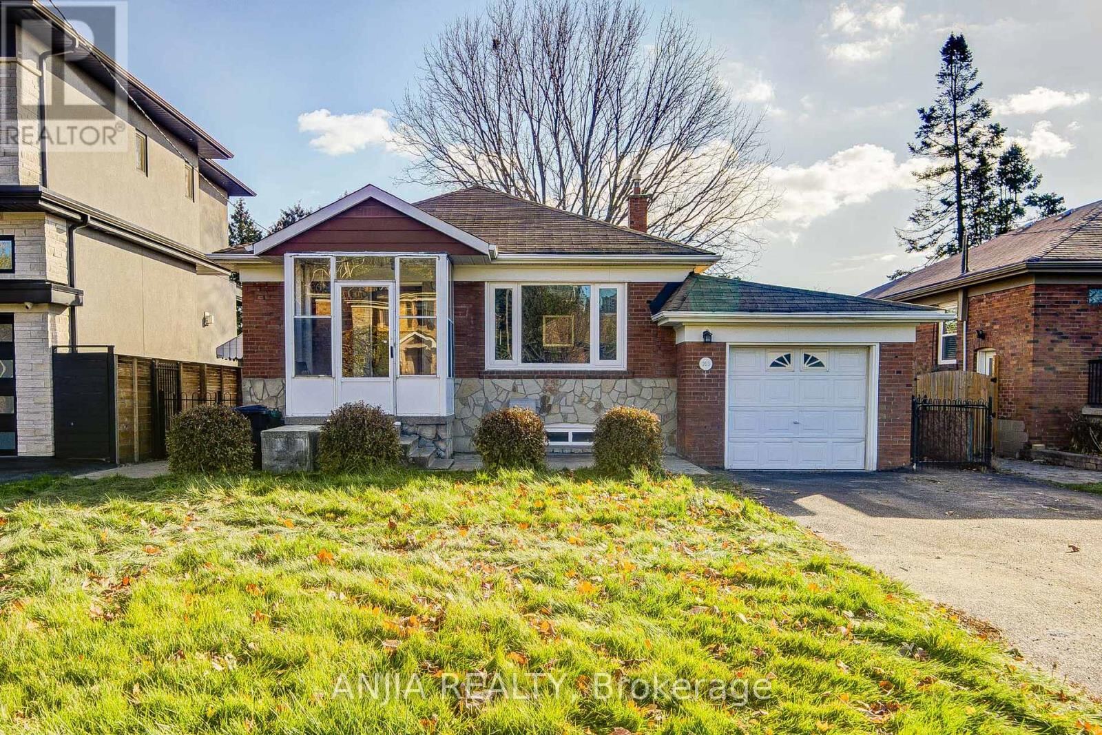 203 Van Dusen Boulevard, Toronto (Islington-City Centre West)