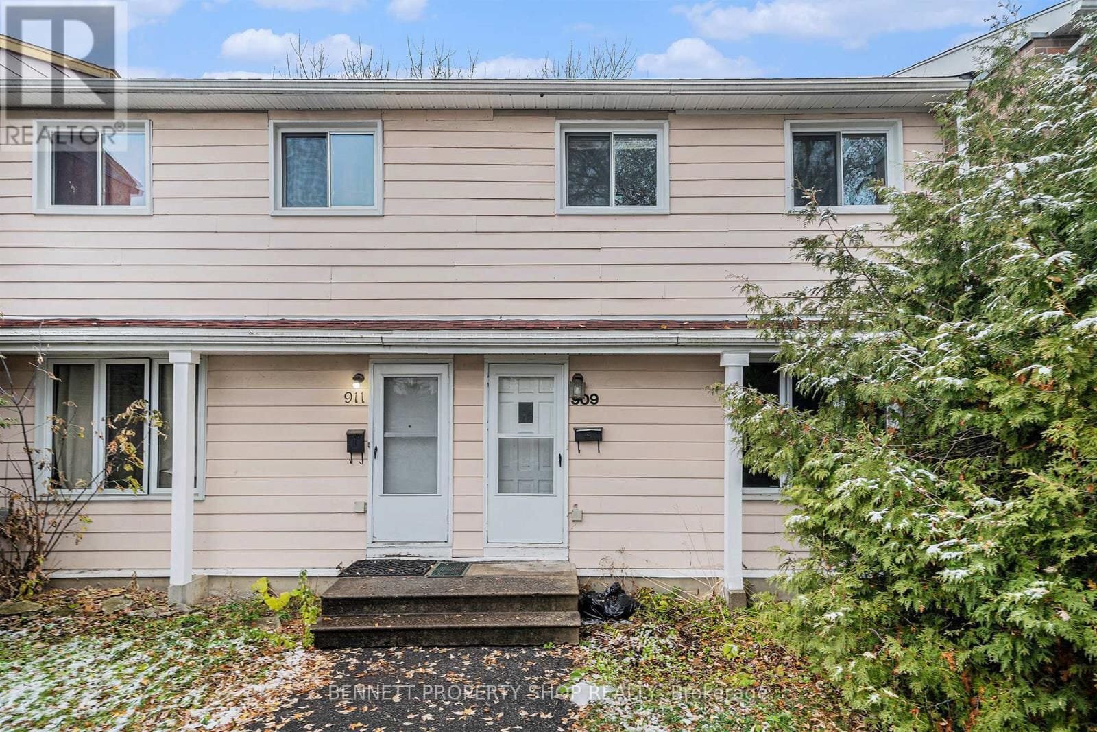909 Greenbriar Avenue, Ottawa